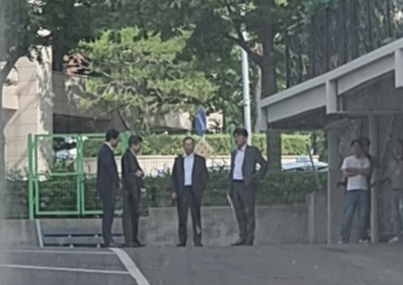 신안산선 붕괴사고로 임직원 2명이 추가 구속된 10일 용산정비창 재개발 홍보관을 찾은 정희민 대표(왼쪽 세번째)./조합원 제공