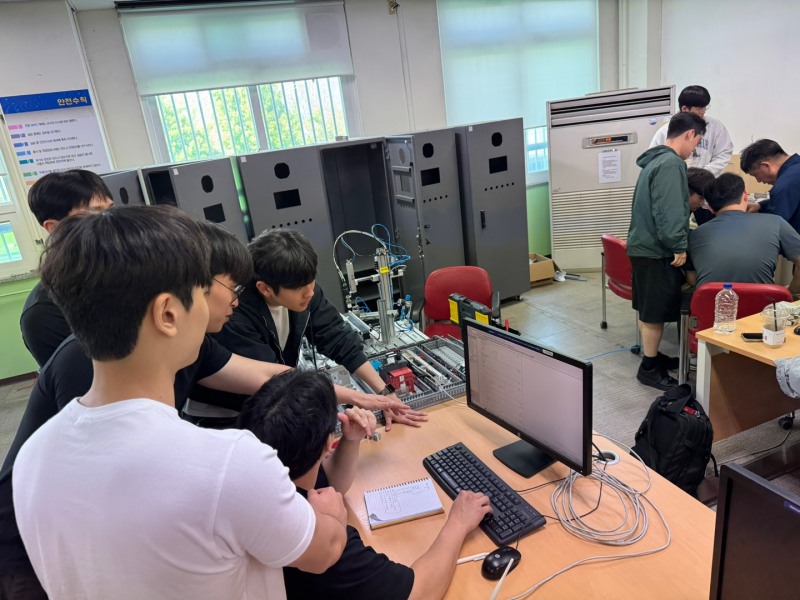 Dream Big Semicon Academy 1기 교육생들이 반도체 공정 장비를 구동하기 위한 프로그래밍 실습을 진행하고 있다.