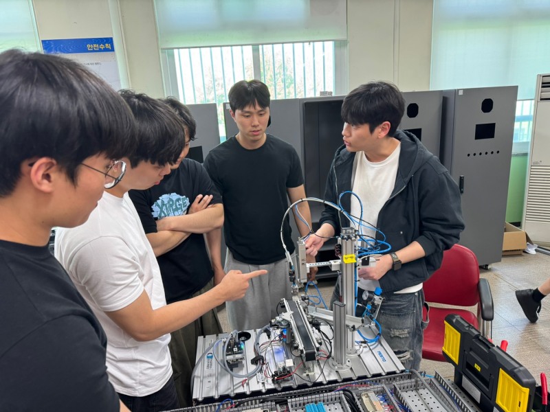 Dream Big Semicon Academy 1기 교육생들이 반도체 생산 공정을 구축하기 위한 장비 설비 실습 진행하고 있다.