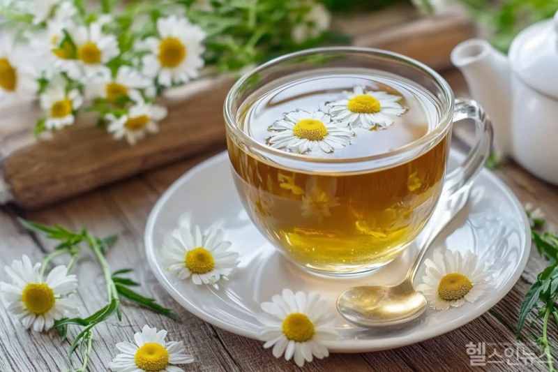 캐모마일차는 늦은 저녁 카페에서 커피 대신 마시기도 좋다. 따뜻한 차로 마시면 심신 안정에 더 도움이 된다. (이미지 디자인 =GDH AI Design Team)