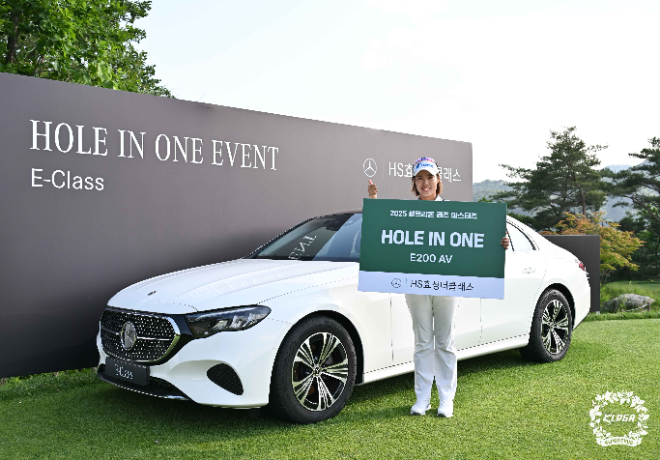 여자 프로골퍼 최민경 선수가 지난 8일 강원 원주시 성문안CC에서 한국여자프로골프(KLPGA) '2025 셀트리온 퀸즈 마스터즈' 3라운드 15번 홀에서 홀인원을 기록한 뒤 부상으로 걸린 메르세데스-벤츠 E 200 차량과 기념촬영을 하고 있다. ⓒHS효성더클래스