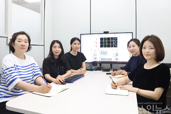 연구팀 단체사진(오른쪽이 연구책임자 정주연 박사) (한국생명공학연구원 제공)