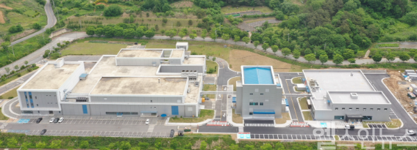 왼쪽부터 미생물실증지원센터 본관, mRNA 제조동, 교육관 (미생물실증지원센터 제공)