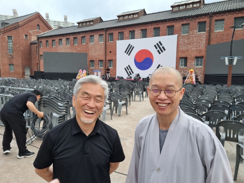 행사를 마치고 환하게 웃고있는 장사익(왼쪽)님과 옥천암 주지 원경스님(오른쪽)