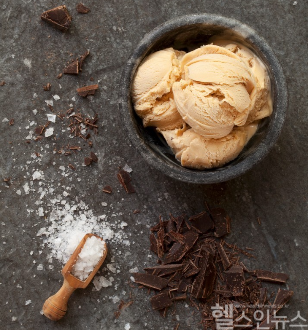 무더운 여름 인기 급상승 중인 ‘소금 디저트’, 적절히 먹으면 전해질 보충에 도움되지만 과하면 건강에 해로울 수 있다. (클립아트코리아)