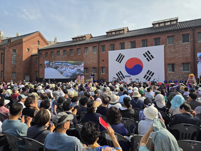 행사 시작 전 김환 아니운서의 식순 소개