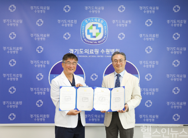 김덕원 경기도의료원 수원병원 병원장(좌), 정진영 성빈센트병원 의무원장 (가톨릭대 성빈센트병원 제공)