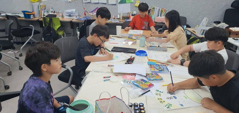 사진=국제 혁신영재사관학교 학생들이 환경의 날을 기념해 열린 스피치 경연 대회에 참여했다.