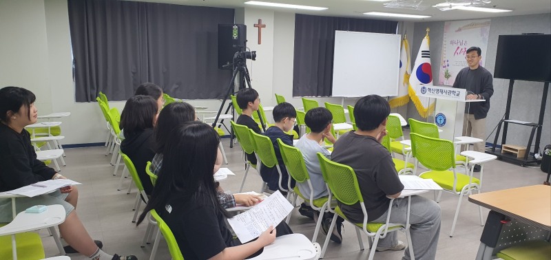 사진=국제 혁신영재사관학교 학생들이 환경의 날을 맞아 포스터를 그리고 있다.