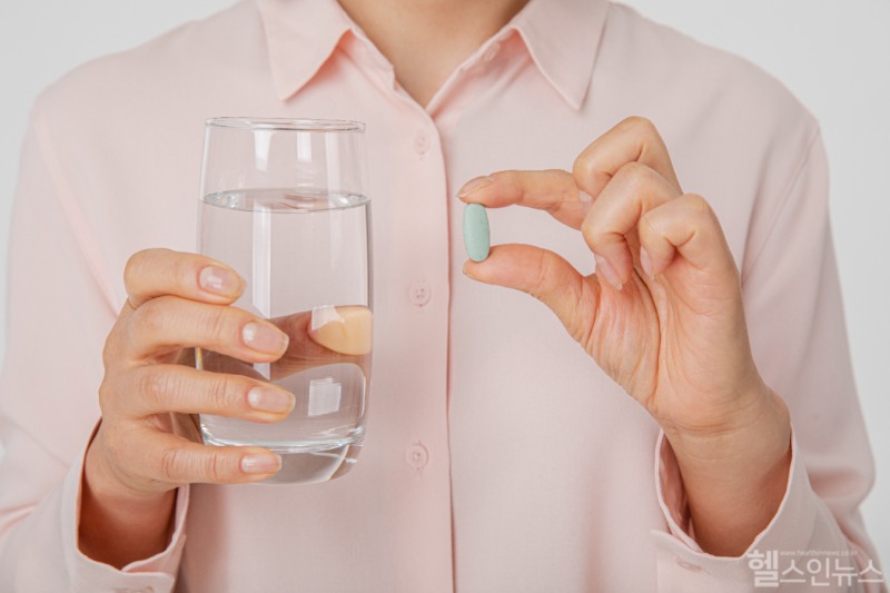 질염과 다낭성 난소증후군으로 인해 질 유산균과 이노시톨을 찾는 이들이 늘고 있다. 국내에서도 여성용 영양제 출시가 활발하지만 유행에 따라 구매하기보다는 효능과 복용법을 정확히 알고 선택하는 것이 중요하다. (클립아트코리아)