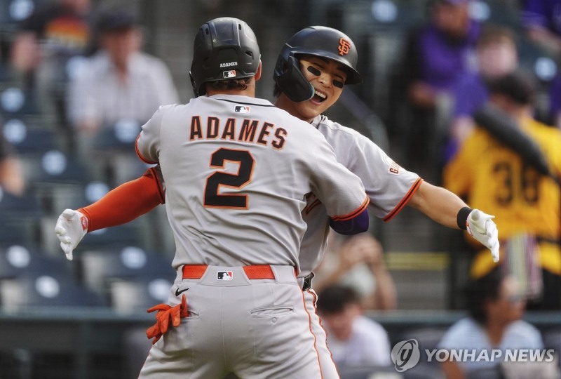 윌리 아다메스와 득점 세리머리를 하고 있는 이정후