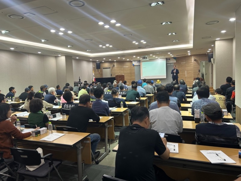 안전보건공단 고양파주지사는 지난 11일 파주시 문산행복센터 소공연장에서 파주시 중대재해예방팀과 협업해 파주시 산하 관리감독자 및 옥외작업자 대상으로 폭염대비 온열질환 예방교육을 실시했다./안전보건공단 고양파주지사
