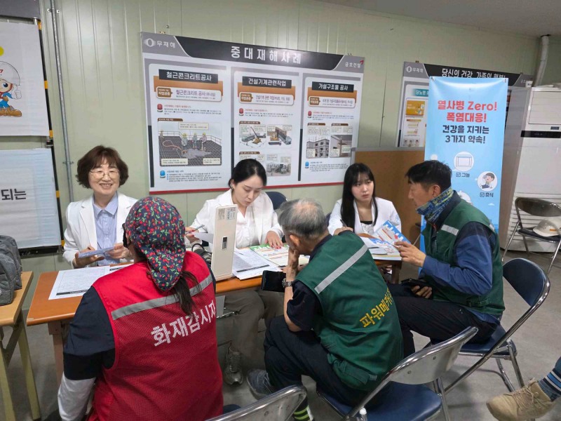 산업간호사로 구성된 한국직업건강간호협회 강사진이 금호건설 구미가스발전소 근로자를 대상으로 1:1 개별 건강상담을 진행하고 있다./한국직업건강간호협회