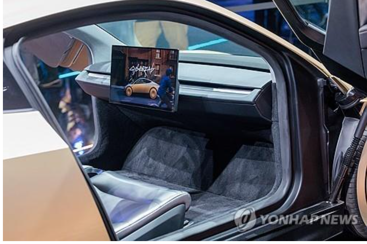 지난 1월 벨기에 브뤼셀 엑스포에 전시된 테슬라 로보택시용 신차 '사이버캡'. 사진=EPA, 연합뉴스