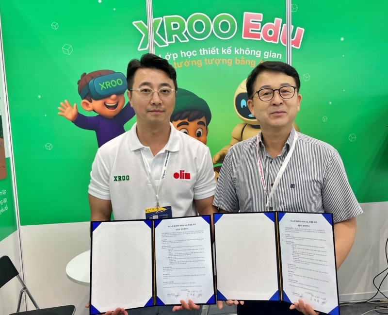 김명현 엑스루 사업본부장(왼쪽)과 김재철 더케이볼트 대표(오른쪽)가 기념 촬영을 하고 있다