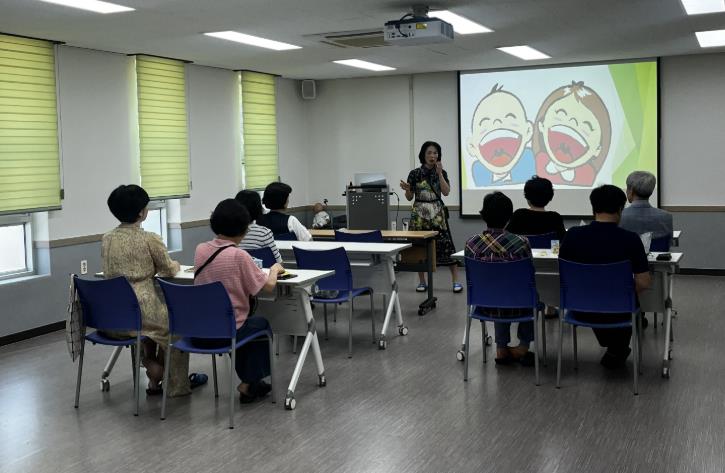 울주군보건소가 손자녀를 양육 중이거나 양육에 관심이 있는 조부모를 대상으로 출산·육아교실을 운영했다. (울주군 제공)