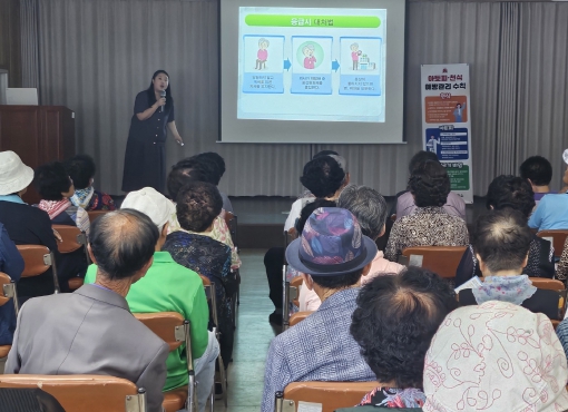 의성군이 지역 어르신들의 건강한 호흡기 관리를 지원하고자 ‘노인성 천식 예방관리 교육’을 진행했다. (의성군 제공)
