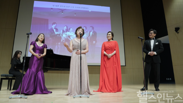 허명행 을지대학교 간호대학 교수(왼쪽 두번째)가 지난 12일 의정부을지대병원 일현홀에서 열린 힐링 콘서트에서 열창하고 있다. (의정부을지대병원 제공)