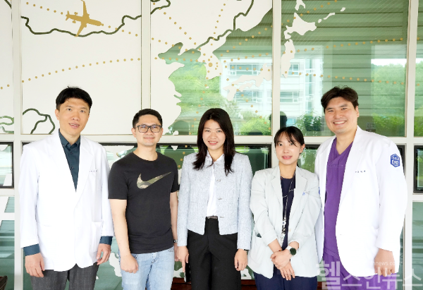 (왼쪽부터)오승욱 교수, 만다 사트리아 체사리오, 멜리 수산티, 김지은 간호사, 임채완 교수 (국제성모병원 제공)