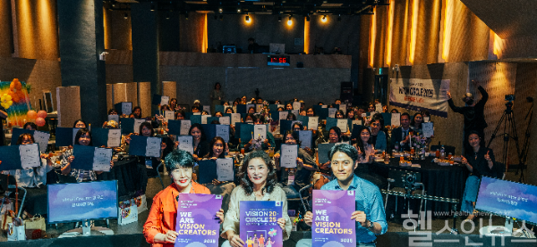 ‘비전서클 2025’ 발대식에 참석한 (왼쪽부터) 최의경 쿠퍼비전 코리아 대표, 김미경 강사, 한상윤 이을안과 원장과 비전 크리에이터들. (쿠퍼비전 코리아 제공)