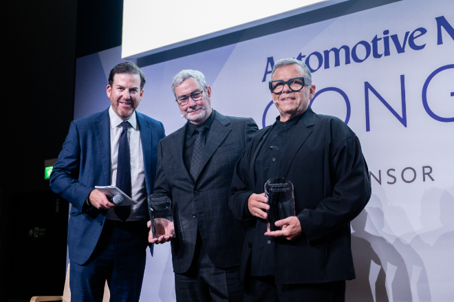 지난 11일(현지시간) 이탈리아 토리노에서 열린 오토모티브 뉴스 100주년 기념 어워즈에서 KC 크레인 크레인 커뮤니케이션즈 최고경영자(CEO·왼쪽)와 루크 동커볼케 현대차그룹 사장, 피터 슈라이어 전 사장이 수상 후 기념촬영을 하고 있다. ⓒ현대차그룹