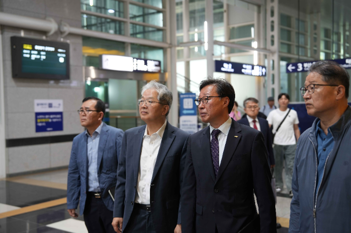 ▲ 박정현 코레일유통 대표(왼쪽에서 두 번째)가 경주역 시설을 점검하고 있다.