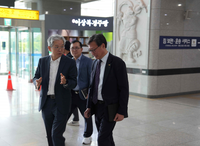 ▲ 경주역에서 박정현 코레일유통 대표(왼쪽)가 윤병일 코레일유통 대구경북본부장(오른쪽)과 이야기 나누고 있다.