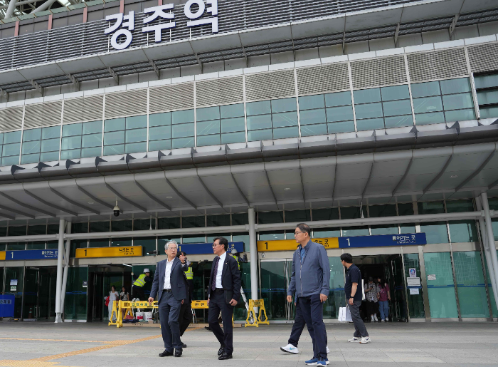 ▲ 박정현 코레일유통 대표(왼쪽)가 경주역을 둘러보고 있다.