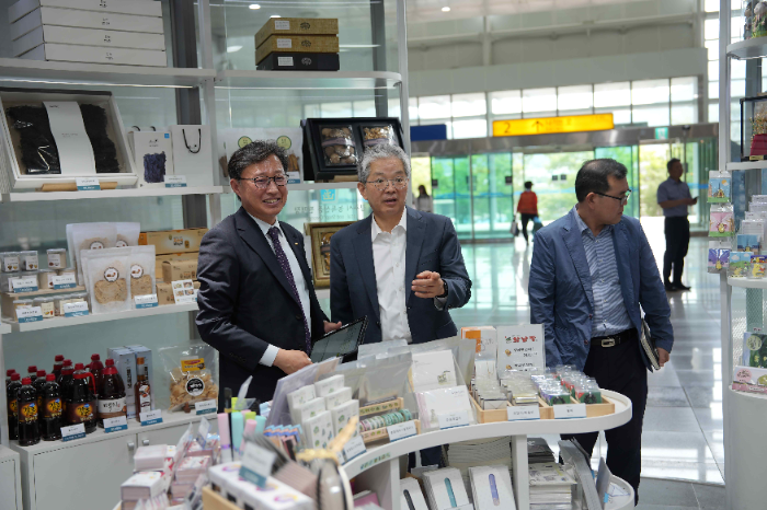 ▲ 박정현 코레일유통 대표(왼쪽에서 두 번째)가 경주역 상업시설을 살펴보고 있다.