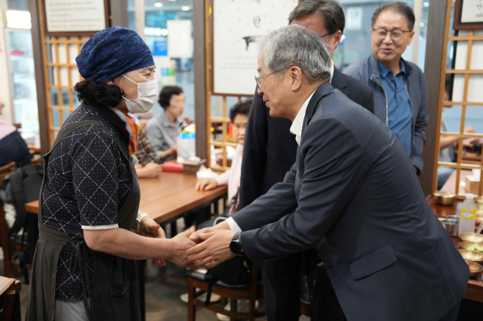▲ 박정현 코레일유통 대표(오른쪽)가 경주역의 상업시설 점주와 인사하고 있다.