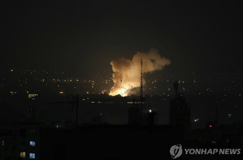 이란 수도 테헤란이 이스라엘의 공습으로 불길에 휩싸여 있다. 사진=AP통신, 연합뉴스