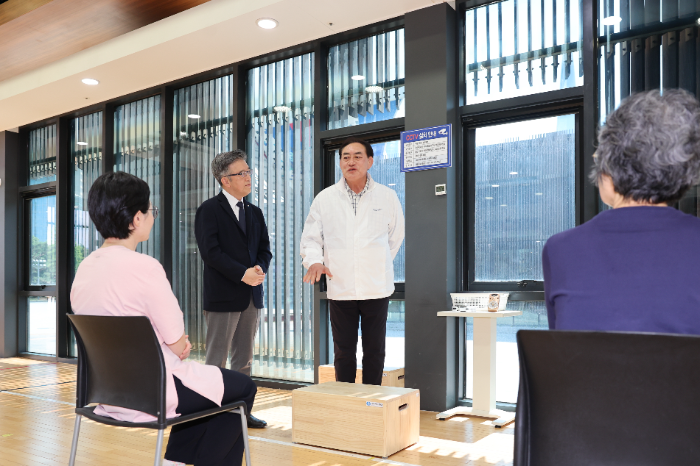 국민체육진흥공단_국민체력100_암생존자 체력회복 캠페인 사진(하형주 이사장이 암생존자를 대상으로 프로그램을 설명하고 있는 모습)