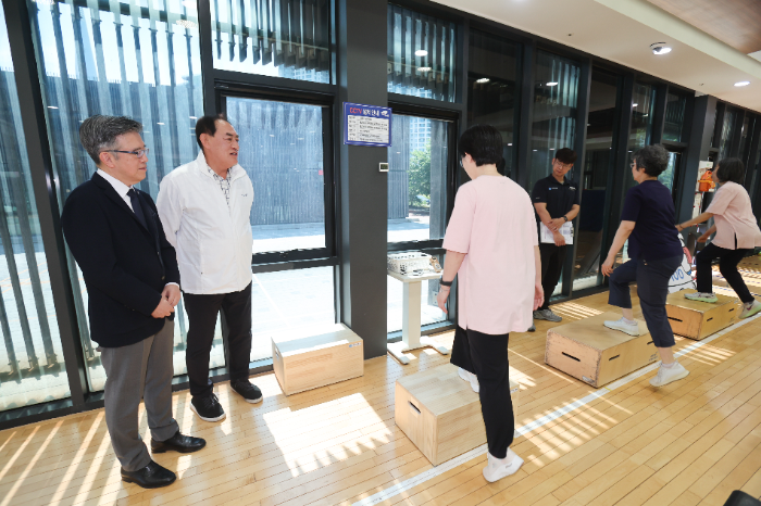 국민체육진흥공단_국민체력100_암생존자 체력회복 캠페인 사진(하형주 이사장과 양한광 원장의 암생존자 체력측정 참관 사진)