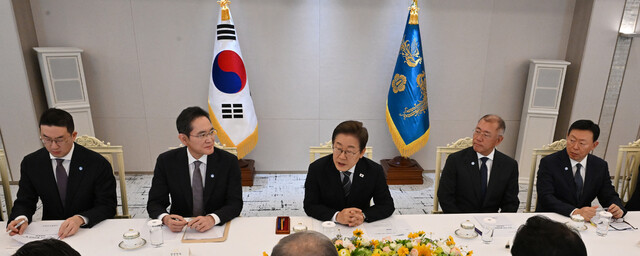 이재명 대통령이 13일 서울 용산 대통령실에서 열린 경제 6단체와 기업인 간담회에서 발언하고 있다. 구광모 엘지(LG)그룹 회장(왼쪽부터), 이재용 삼성전자 회장, 이 대통령, 정의선 현대자동차그룹 회장, 신동빈 롯데그룹 회장. 대통령실사진기자단