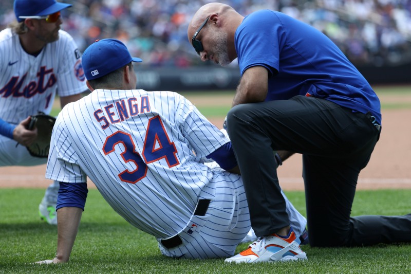 쓰러진 센가. 사진(뉴욕 AP=연합뉴스)