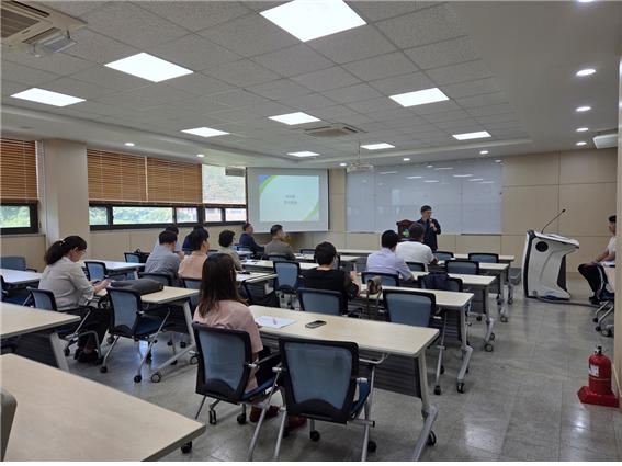 안전보건공단 경기동부지사는 지난 12일 경기도 성남시에 위치한 지사 교육장에서 관내 민간재해예방기관 9개사를 초청해 간담회를 개최했다./안전보건공단 경기동부지사