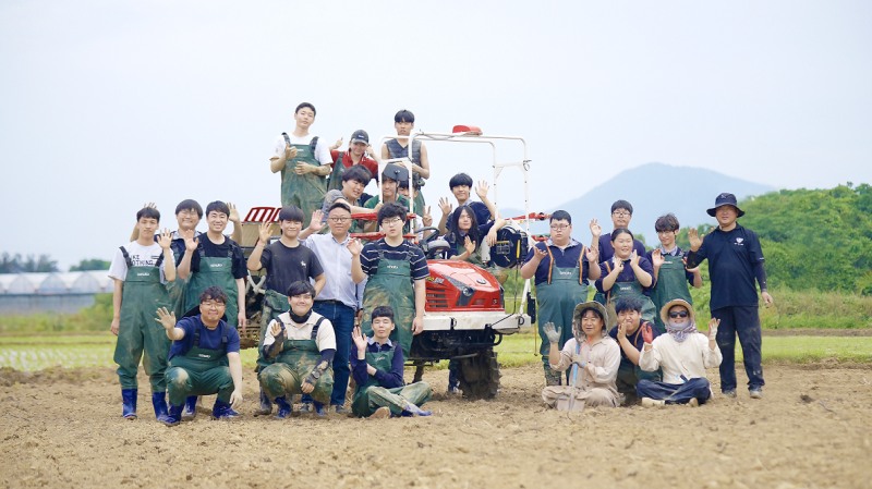 TYM자율주행 이앙기(RGO-690)를 통해 제주 서귀포산업과학고 학생들이 모내기 작업을 진행했다. (사진제공: TYM)