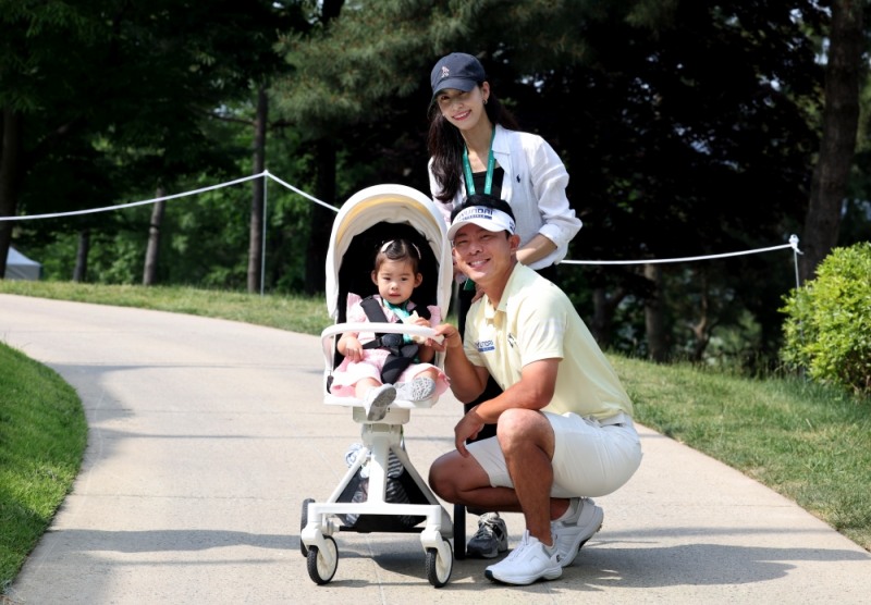 맹동섭이 가족과 함께 포즈를 취하고 있다. /KPGA
