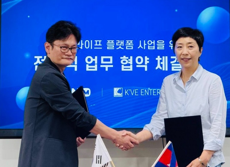 유니온 모바일 이희승 대표(왼쪽)와 KVE엔터테인먼트 나윤정 대표가 지난 5일 ''앙코르 라이프' 플랫폼 사업을 위한 전략적 업무 협약을 체결하고 있다(사진 제공=유니온모바일).