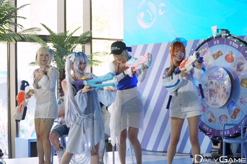 '브라운더스트2' 캐릭터로 분장한 코스어들이 개발팀에게 벌칙을 주는 모습.