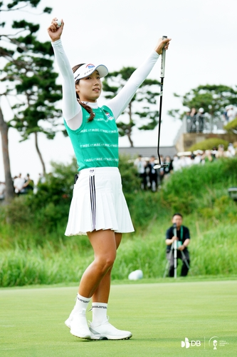 우승 퍼트를 넣고 기뻐하는 이동은. / 사진=DB그룹 한국여자오픈 조직위원회 제공.