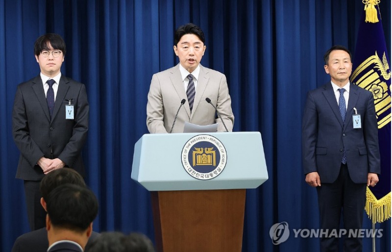 강훈식 대통령비서실장이 15일 서울 용산 대통령실에서 인선 발표를 하고 있다. 맨 왼쪽 하정우 AI미래기획수석. 사진=연합뉴스