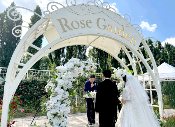 KB증권과 서울시 미래한강본부가 협력하여 지난 14일 광나루한강공원 장미원에서 ‘한강 야외결혼식’을 진행했다. ⓒ KB증권