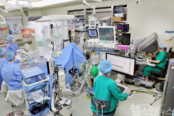박인자 서울아산병원 대장항문외과 교수(대장암센터소장, 오른쪽 첫 번째)가 직장암 환자 로봇수술을 시행하고 있다. (서울아산병원 제공)