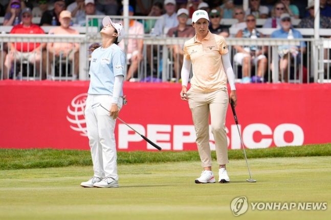 18번 홀 퍼트 결과에 아쉬워하는 최혜진(왼쪽). 오른쪽은 우승한 시간다. / 사진=연합뉴스
