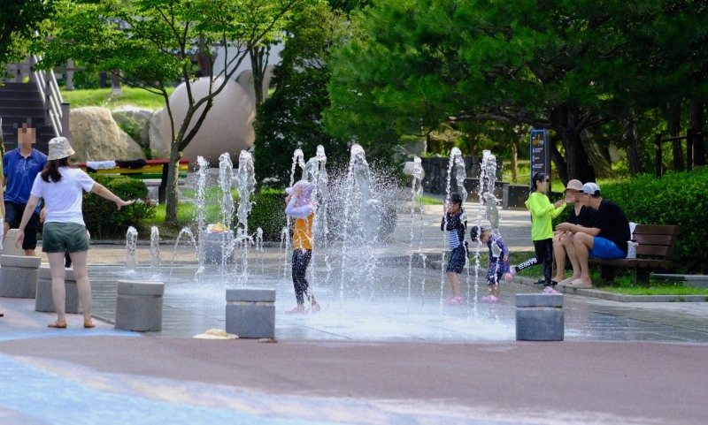 농촌테마파크 내 바닥분수 가동