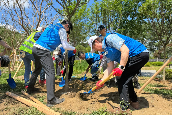 SBI저축은행 크리스 부사장(오른쪽 첫번째)이 SBI희망나눔 봉사단원과 함께 나무를 심고 있다. ⓒ SBI저축은행