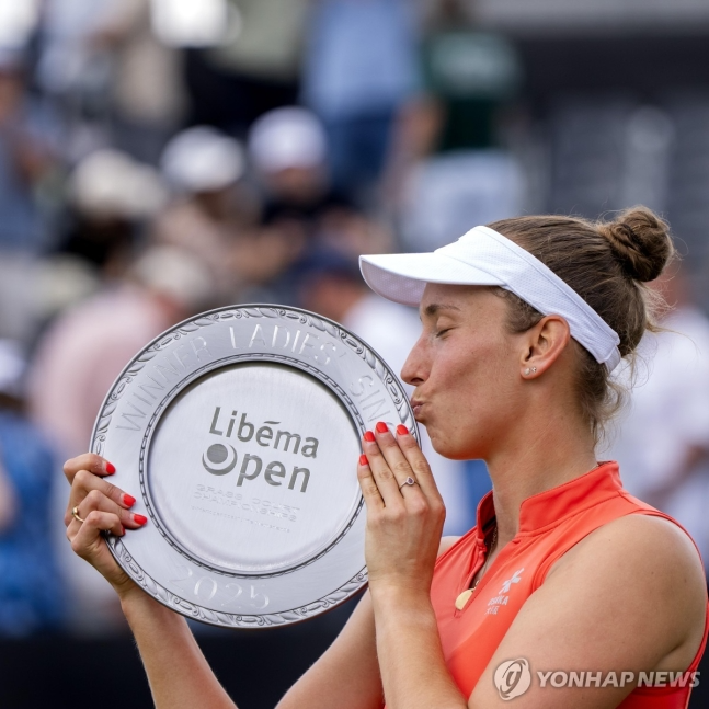 우승컵에 입맞추는 메르턴스 / 사진=연합뉴스