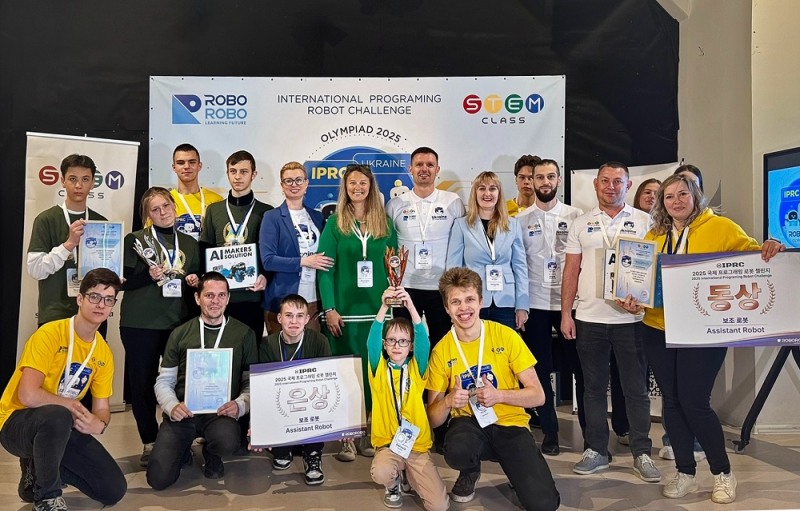 사진: 시상식이 끝난 후 수상한 학생들과 관계자들이 기념촬영을 하고 있다. / 로보로보 제공