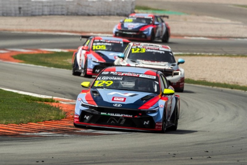 '2025 TCR 월드 투어' 스페인 대회에서 현대차 '더 뉴 엘란트라 N TCR'의 주행 모습